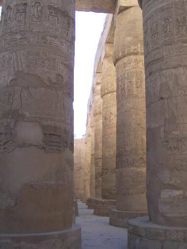 Salle hypostyle, situe entre le deuxime et le troisime pilne, fort de 134 colonnes.